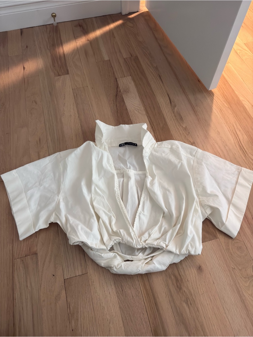 Zara Cropped White V-Neck Short Sleeve Top